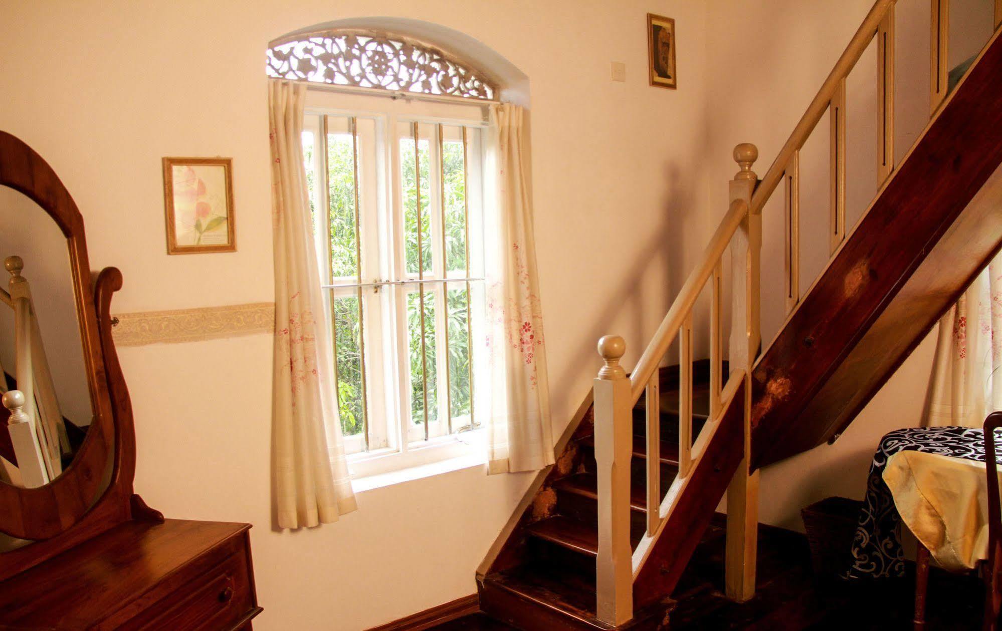 Manor House Hotel Embulpure Bagian luar foto