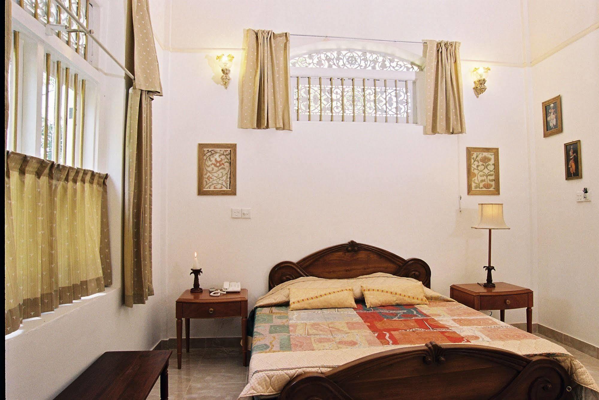 Manor House Hotel Embulpure Bagian luar foto
