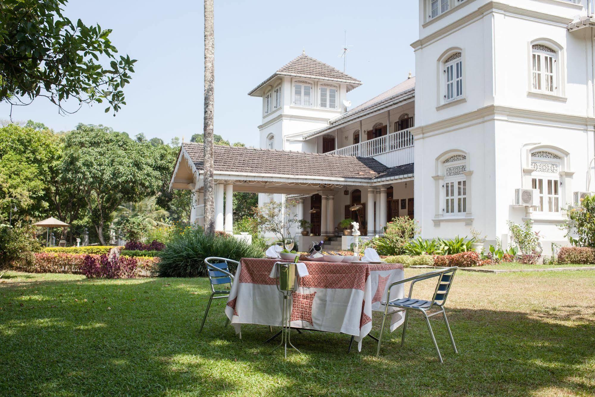 Manor House Hotel Embulpure Bagian luar foto