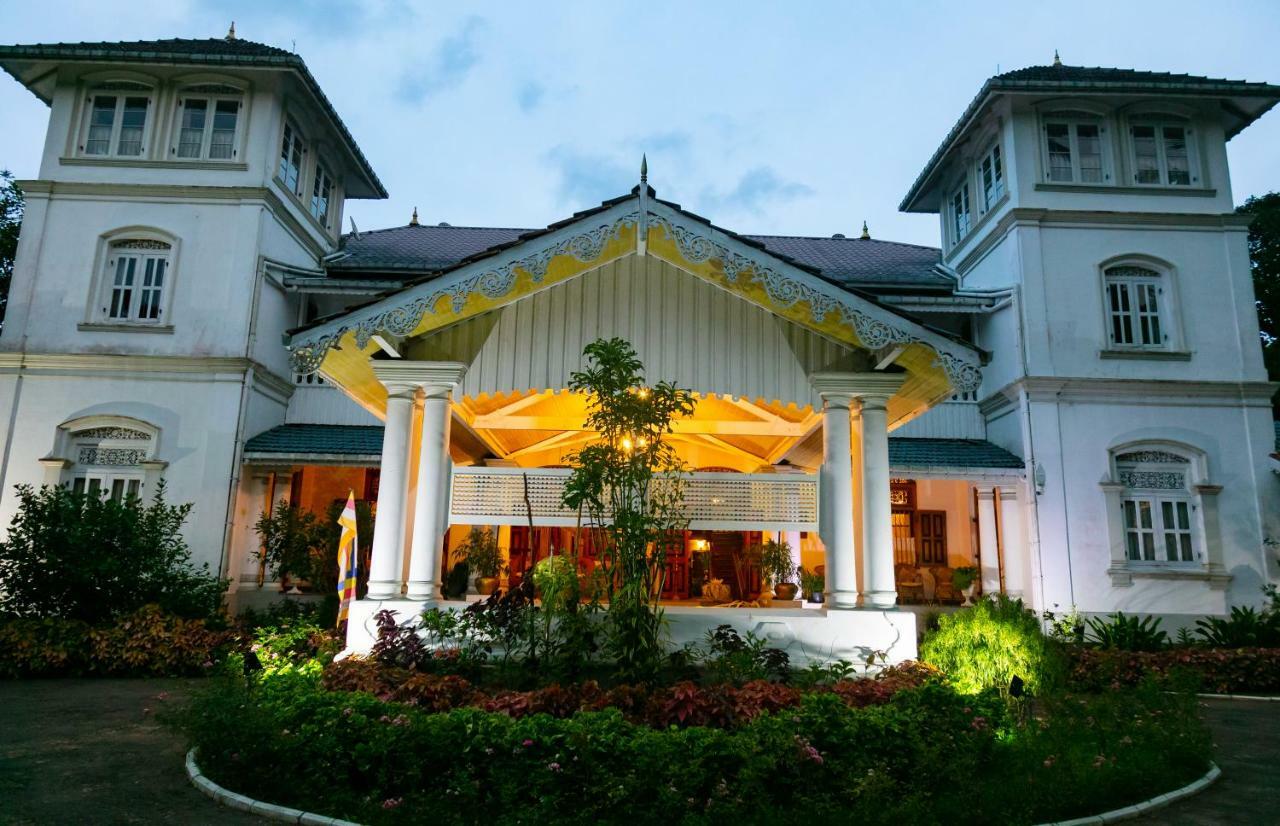 Manor House Hotel Embulpure Bagian luar foto